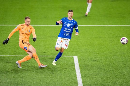 Halmstads målvakt Malkolm Nilsson Säfqvist och Norrbys Melvin Andersson
