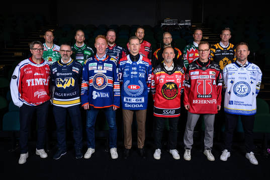 s tränare Robert Ohlsson, Timrås tränare Anders Karlsson, HV71:s tränare Tommy Samuelsson, Växjös tränare Jörgen Jönsson, Oskarshamns tränare Martin Filander, Luleås tränare Thomas Berglund, Örebros tränare Niklas Eriksson och Leksands VD Andreas Hedbom poserar för en bild under SHL:s upptaktsträff den 13 september 2022 i Stockholm. 