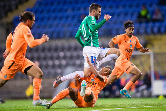 Brages Niklas Söderberg och AFC Eskilstunas Mikael Marques