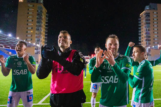 Brages Niklas Söderberg (tvåa fr höger) jublar med Eirik