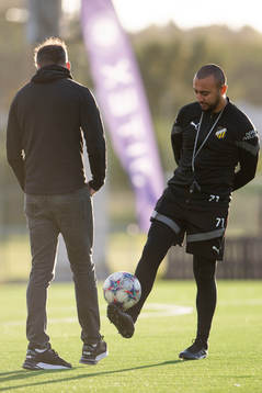 Häckens tränare Robert Vilahamn och assisterande tränare Marwan Salman innan fotbollsmatchen i Svenska Cupen mellan Jitex och Häcken den 14 september 2022 i Mölndal. 