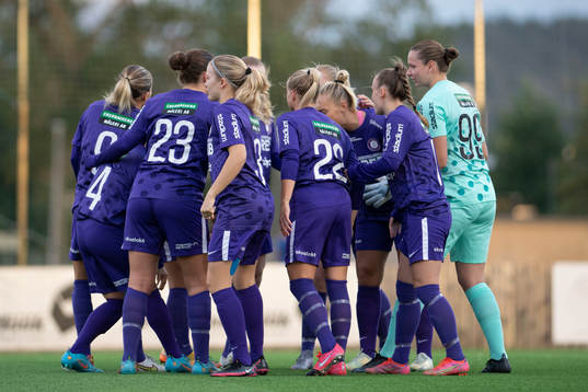 Jitex spelare innan fotbollsmatchen i Svenska Cupen mellan