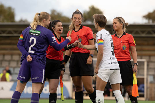 Jitex lagkapten Elin Palklint, assisterande domare Morvarid Mohammad, Huvuddomare Ina Landin , Häckens lagkapten Aivi Luik och assisterande domare Tina Bertlin hälsar innan fotbollsmatchen i Svenska Cupen mellan Jitex och Häcken den 14 september 2022 i Mölndal. 