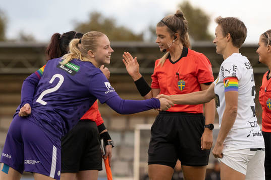 Jitex lagkapten Elin Palklint, assisterande domare Morvarid Mohammad (skymd), Huvuddomare Ina Landin , Häckens lagkapten Aivi Luik och assisterande domare Tina Bertlin hälsar innan fotbollsmatchen i Svenska Cupen mellan Jitex och Häcken den 14 september 2022 i Mölndal. 