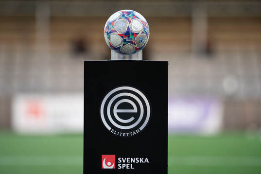 en boll innan fotbollsmatchen i Svenska Cupen mellan Jitex och Häcken den 14 september 2022 i Mölndal. 