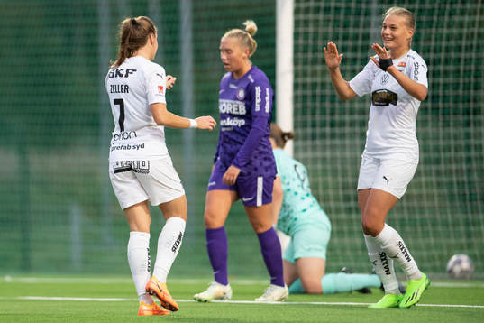 Häckens Dora Zeller  och Stine Larsen jublar
