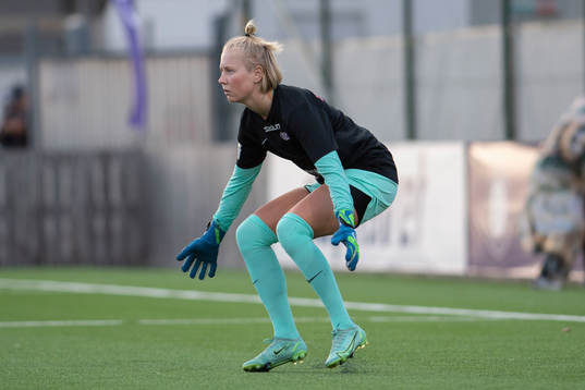 Jitex målvakt  Jonna Andersson innan fotbollsmatchen i