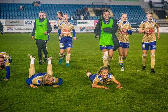 Södra Sandbys spelare jublar