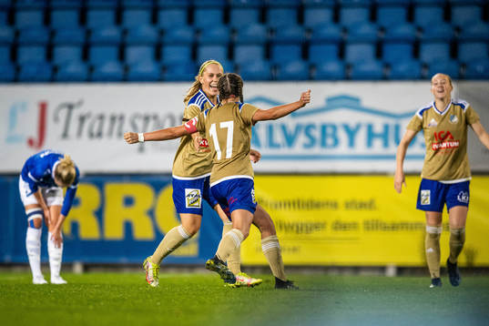 Södra Sandbys Agnes Mårtensson och Erica Persson Welin jublar