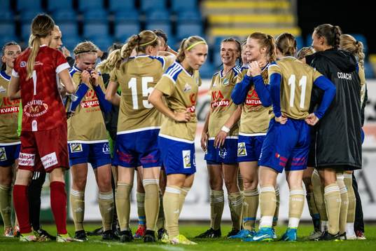 Södra Sandbys spelare jublar