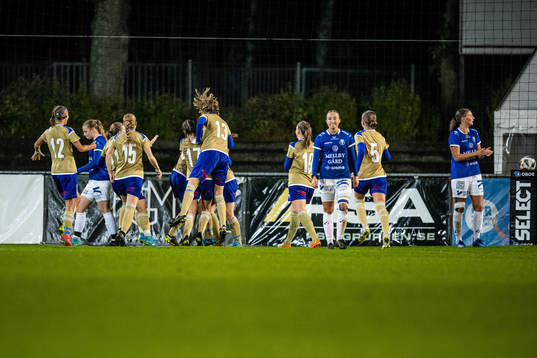 Södra Sandbys spelare jublar efter att Emelie Nilsson gjort 0-1