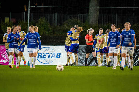 Södra Sandbys spelare jublar efter att Emelie Nilsson gjort 0-1