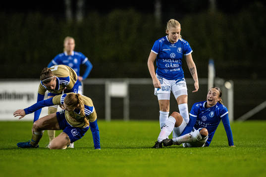 Trelleborgs Tilde Olsson har ont efter en situation med Södra Sandbys Emelie Nilsson