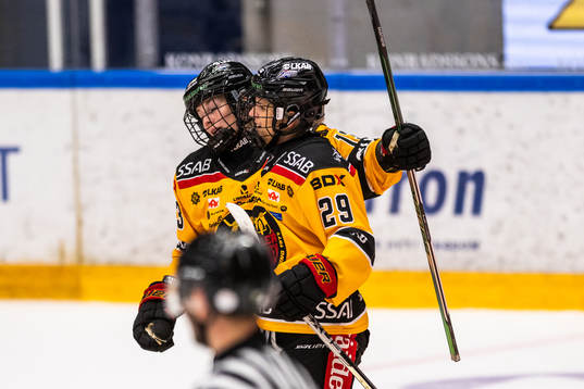 Luleås Emma Nordin jublar