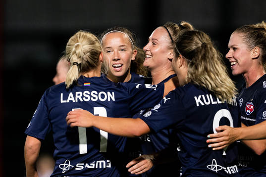 FC Rosengårds Karin Lundin jublar med lagkamrater