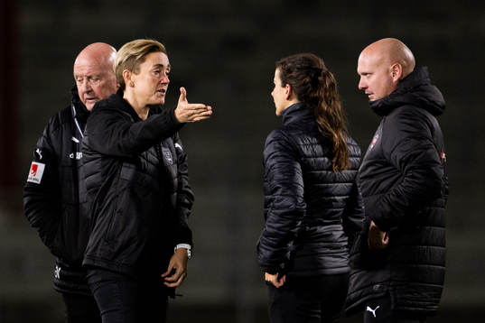 FC Rosengårds sportchef Therese Sjögran i samtal med tränare Renee Slegers