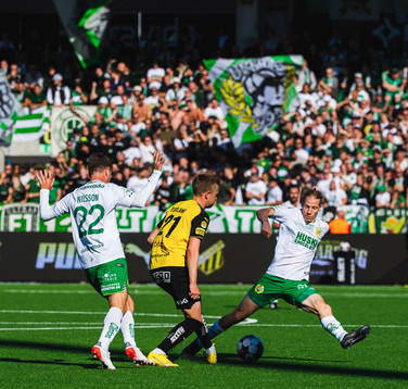 Hammarbys Joel Nilsson och Gustav Ludwigson i kamp med Häckens Tomas Olai Totland