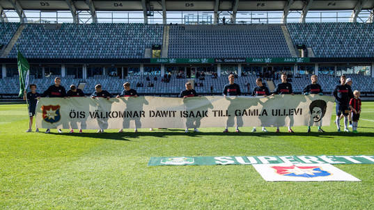 Örgrytes spelare med en banderoll innan fotbollsmatchen i Superettan mellan Örgryte och Östersund den 17 september 2022 i Göteborg. 