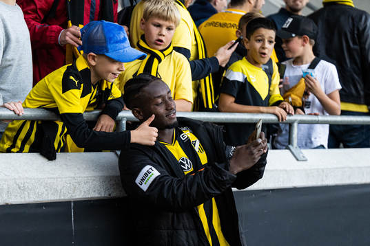 Häckens Ibrahim Sadiq tar selfies med ungdomar