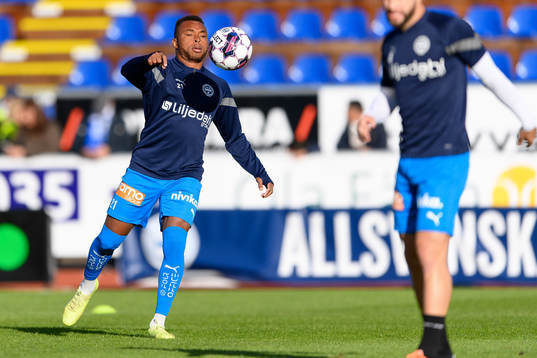 Värnamos Abdussalam Magashy före fotbollsmatchen i