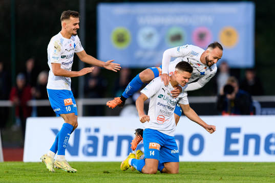 Värnamos Marcus Antonsson jublar med Ajdin Zeljkovic och