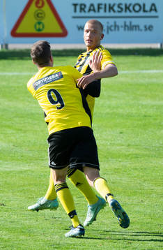 IFK Hässleholms Olle Kjellman Olblad har gjort drömmål fram till 2-1 och grattas