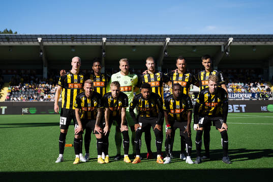 Häckens spelare ställer upp för en lagbild