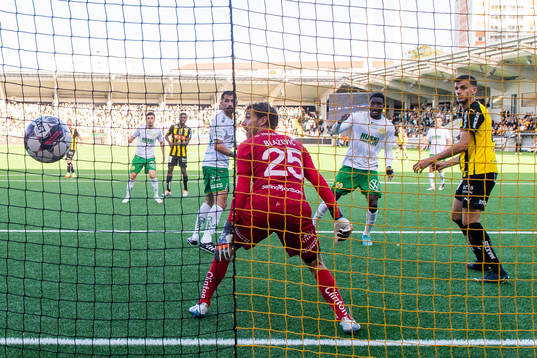 Hammarbys målvakt Davor Blazevic ser Nathaniel Adjei göra