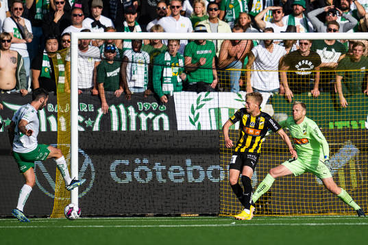 Hammarbys Nahir Besara med ett läge framför Häckens Tomas Olai Totland och målvakt Peter Abrahamsson