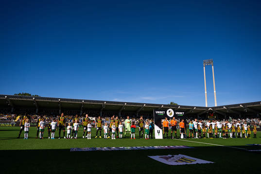 Häckens och Hammarbys spelare vid line up