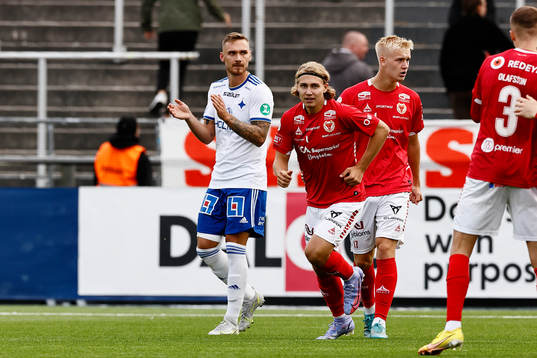 IFK Norrköpings Linus Wahlqvist Egnell applåderar