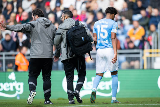 Malmö FFs Joseph Ceesay lämnar planen