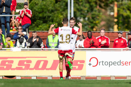 Skövde AIKs Mikael Mörk och Yoann Fellrath jublar