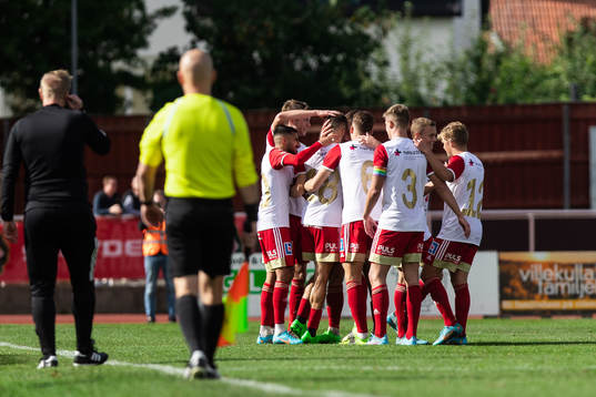 Skövde AIKs Yoann Fellrath jublar med lagkamrater