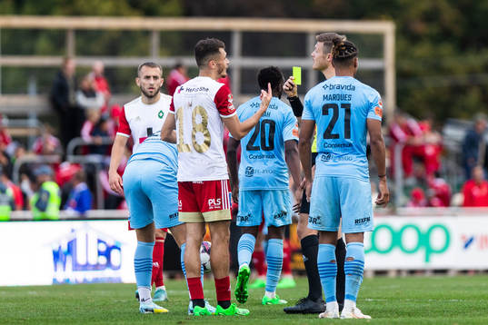 Skövde AIKs Yoann Fellrath tilldelas gult kort av Domare