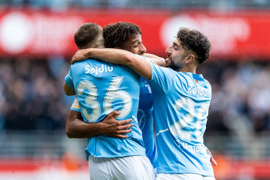 Malmö FFs Patriot Sejdiu jublar efter 0-1 med Joseph Ceesay och Moustafa Zeidan