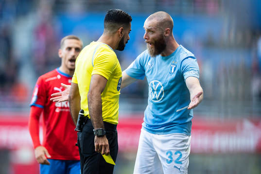Malmö FFs Jo Inge Berget reagerar på domslut av Domare Mohammed Al-Hakim