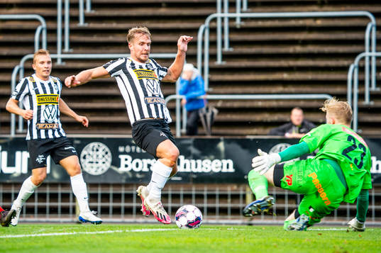 Landskronas Linus R Olsson mot Norrbys målvakt Anton