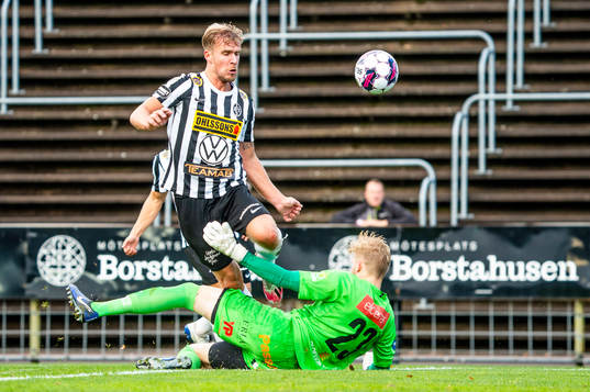 Landskronas Linus R Olsson mot Norrbys målvakt Anton Cajtoft