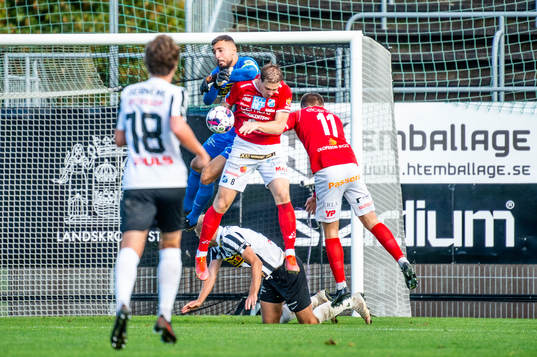 Landskronas målvakt Amr Kaddoura mot Norrbys Nicklas Savolainen och Max Andersson