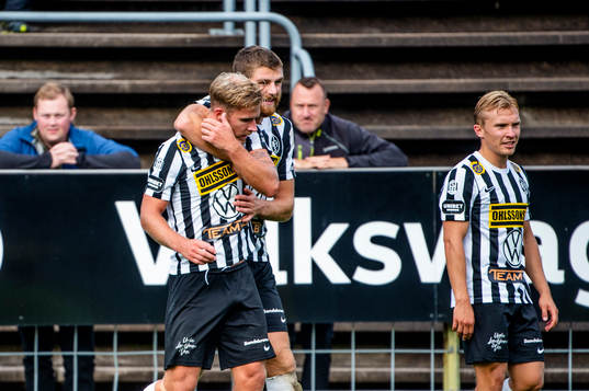 Landskronas Linus R Olsson jublar med lagkamraterna