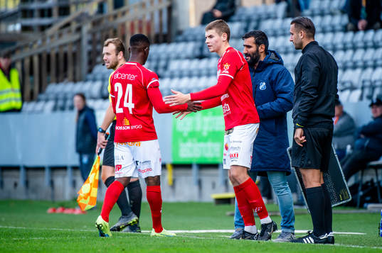 Norrbys Jaheem Burke byts ut och in kommer Max Andersson nder fotbollsmatchen i Superettan mellan Landskrona och Norrby den 18 september 2022 i Landskrona. 