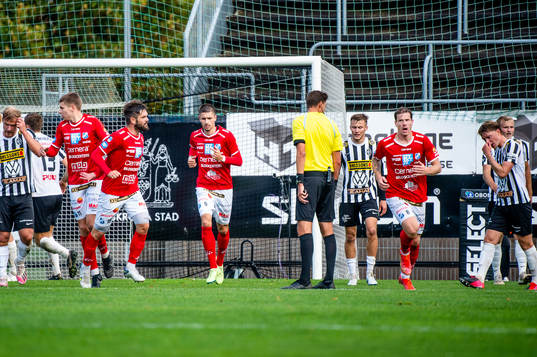 Norrbys Nicklas Savolainen jublar med lagkamraterna