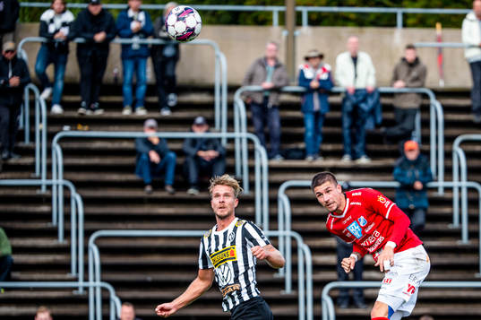 Landskronas Linus R Olsson sätter bollen i mål
