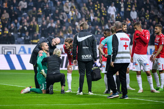 Degerfors målvakt Alfie Malik Whiteman får vård