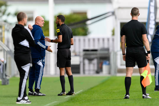 Vänersborgs tränare Andy Kilner och domare Mohamed Rachid