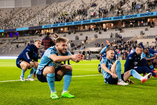 Djurgårdens Albion Ademi jublar efter