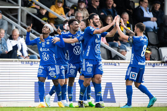 GIF Sundsvalls Ronaldo Damus jublar med lagkamrater