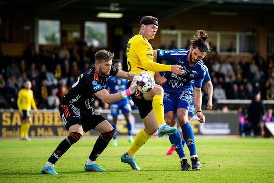 Mjällbys Jacob Bergström och GIF Sundsvalls målvakt