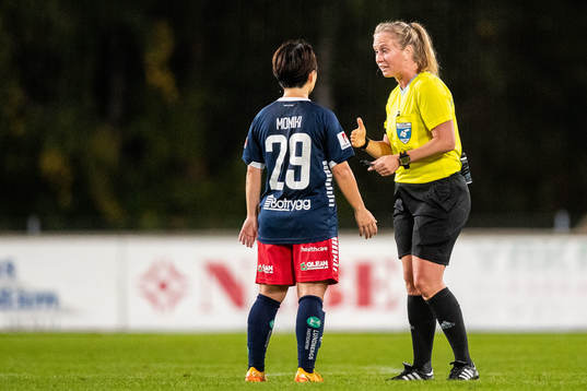 Linköpings Yuka Momiki och domare Sandra Almkvist